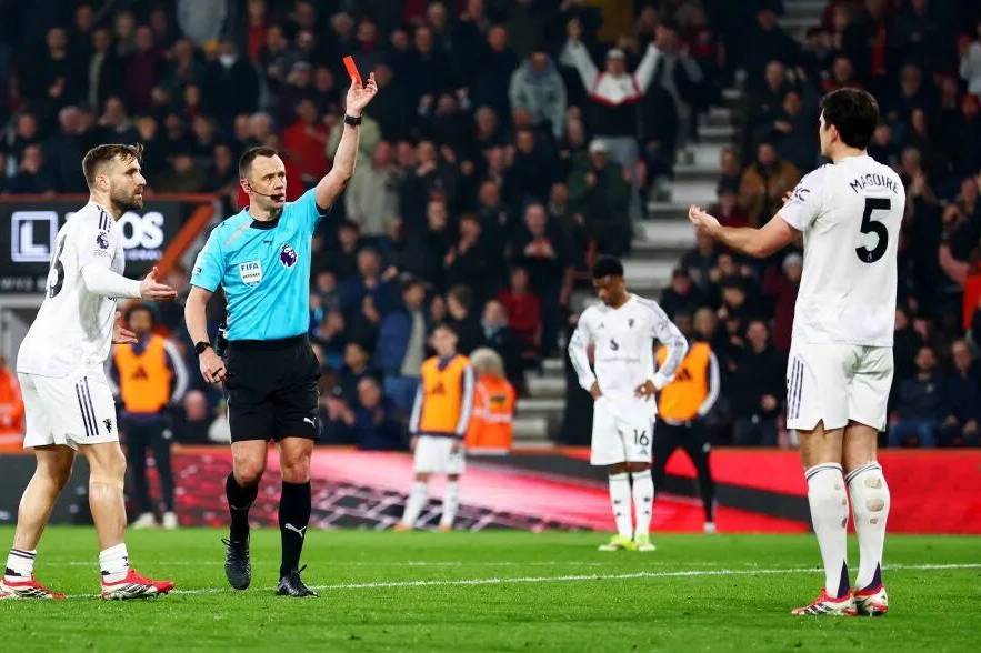 曼联遭误判2-2仍保前三!马奎尔遇惊变,卡里克若转正需改善防守