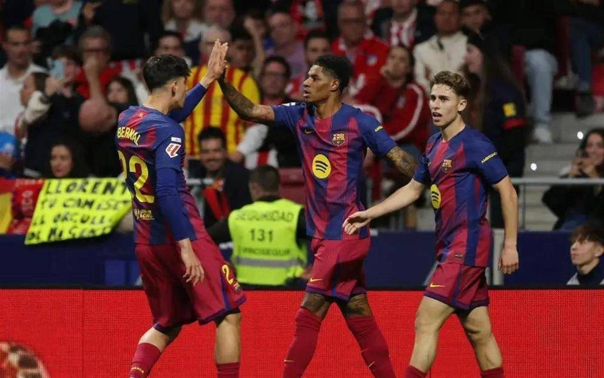 争议拉满!VAR两次改判惹众怒,莱万绝杀送巴萨7分优势,西蒙尼布局才开始